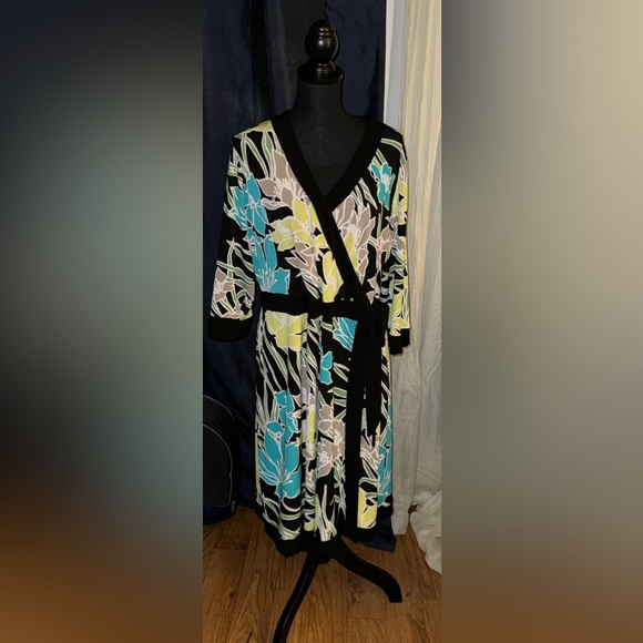 Beautiful with an island theme/ palm leaves. - Picture 2 of 3